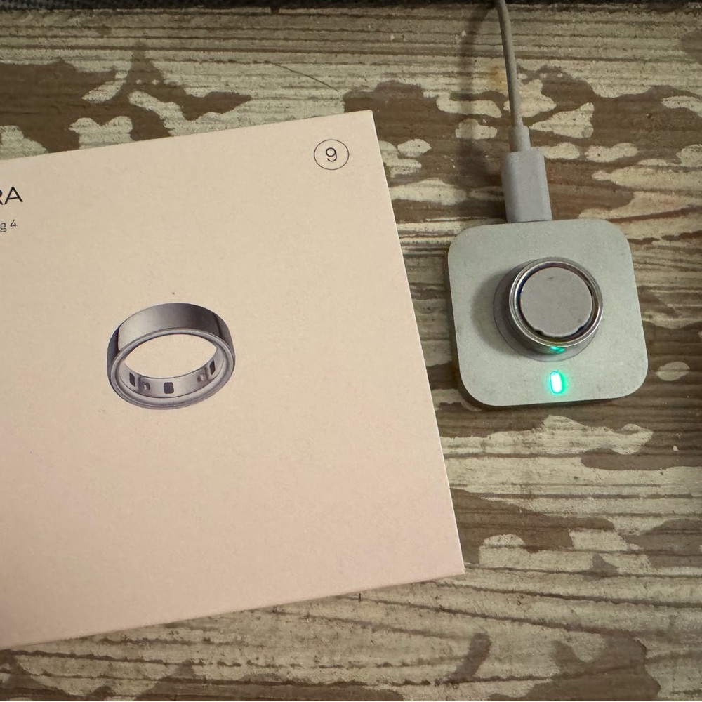 Oura Ring Magnetic Charger - Silver with Green LED